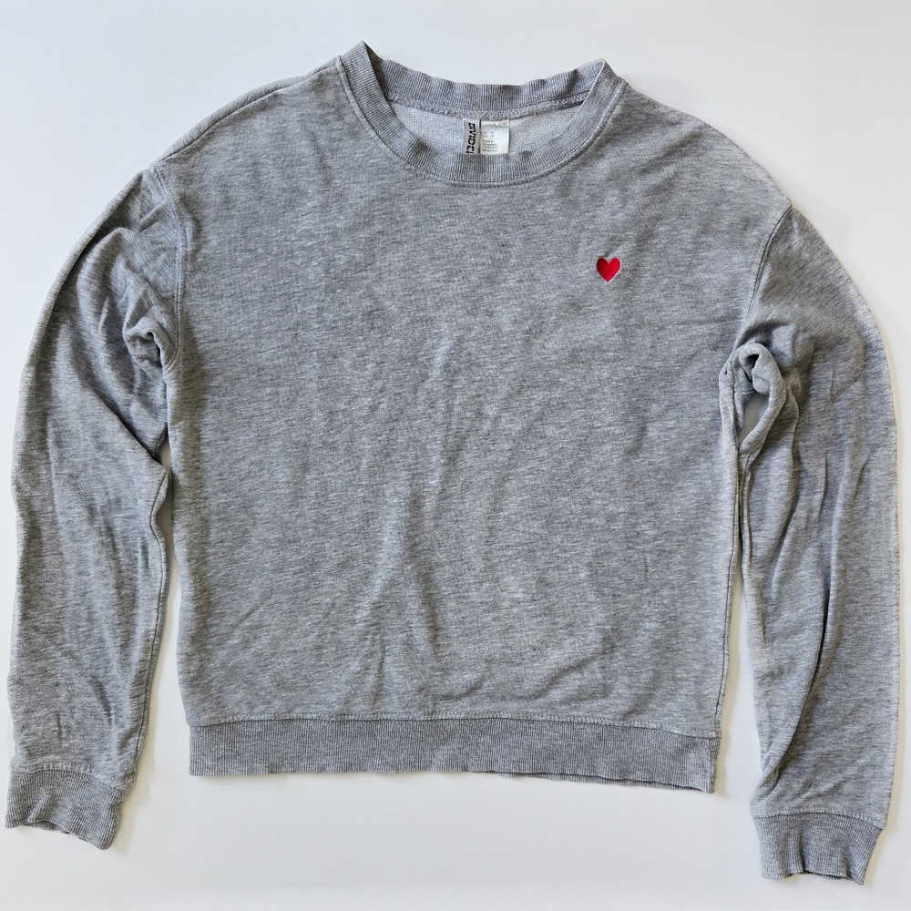 🌺 Divded H&M Gray Sweater w/ Embriodered Red Heart